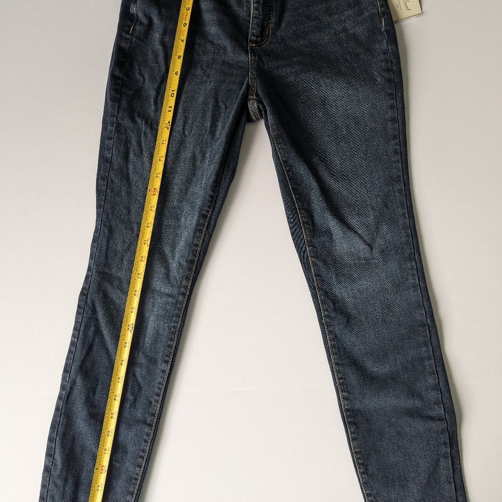 Universal Thread NWT High Rise Sz 2 Medium wash